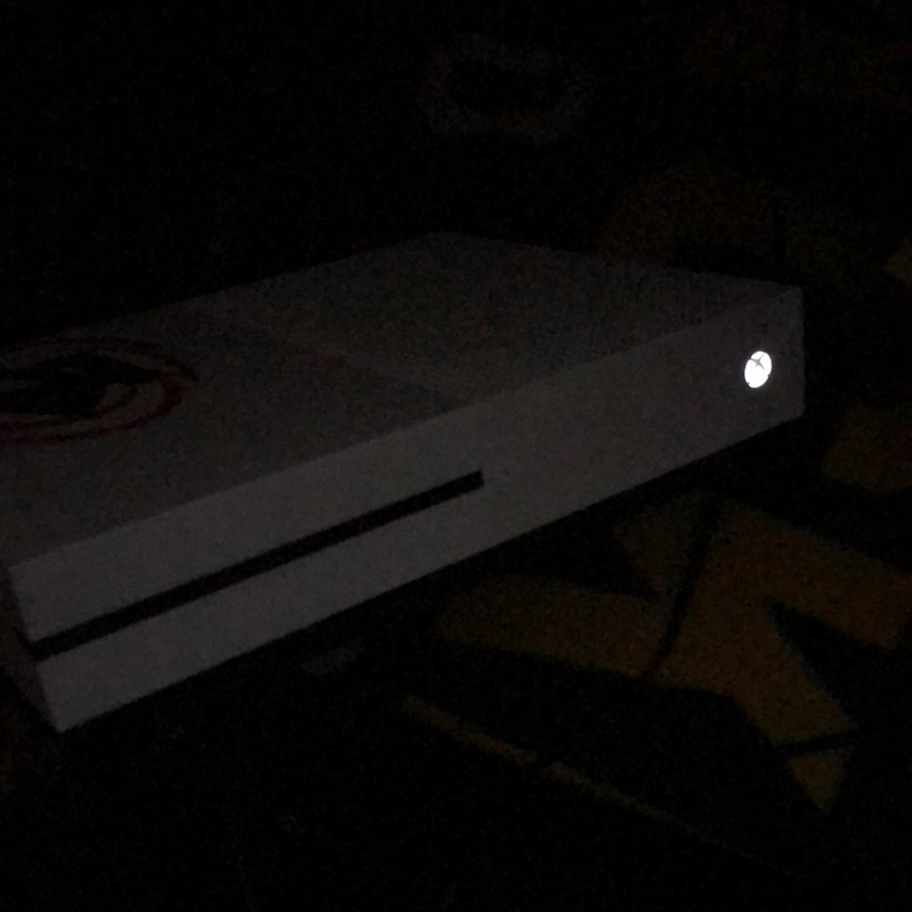 Xbox 1x white, one controller black , games already downloaded